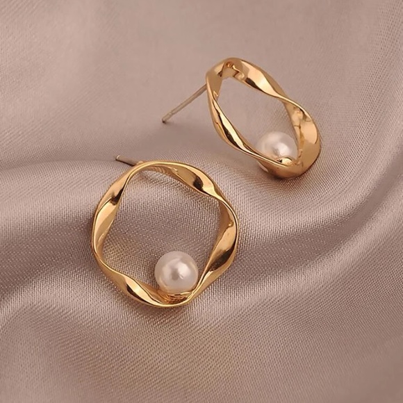 Women’s gold plated hollow hoop pearl dainty elegant drop earrings - Picture 3 of 4